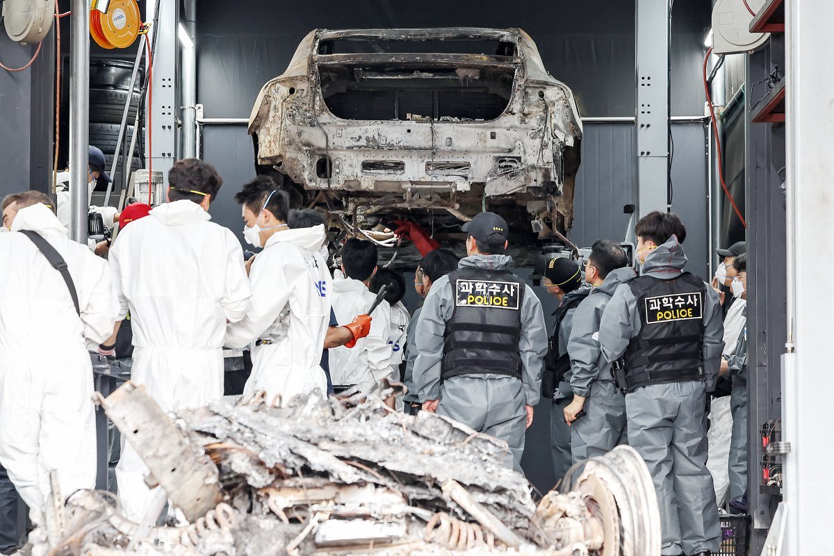 국립과학수사연구원과 인천경찰청 과학수사대 조사관들이 8일 오전 인천 서구의 한 정비소에서 지난 1일 청라 아파트 지하주차장에서 화재로 전소된 전기차에 대한 2차 합동감식을 실시하고 있다. 이날 합동감식이 진행된 정비소에는 벤츠 측 관계자들도 찾아와 감식을 참관했다. 2024.8.8/뉴스1