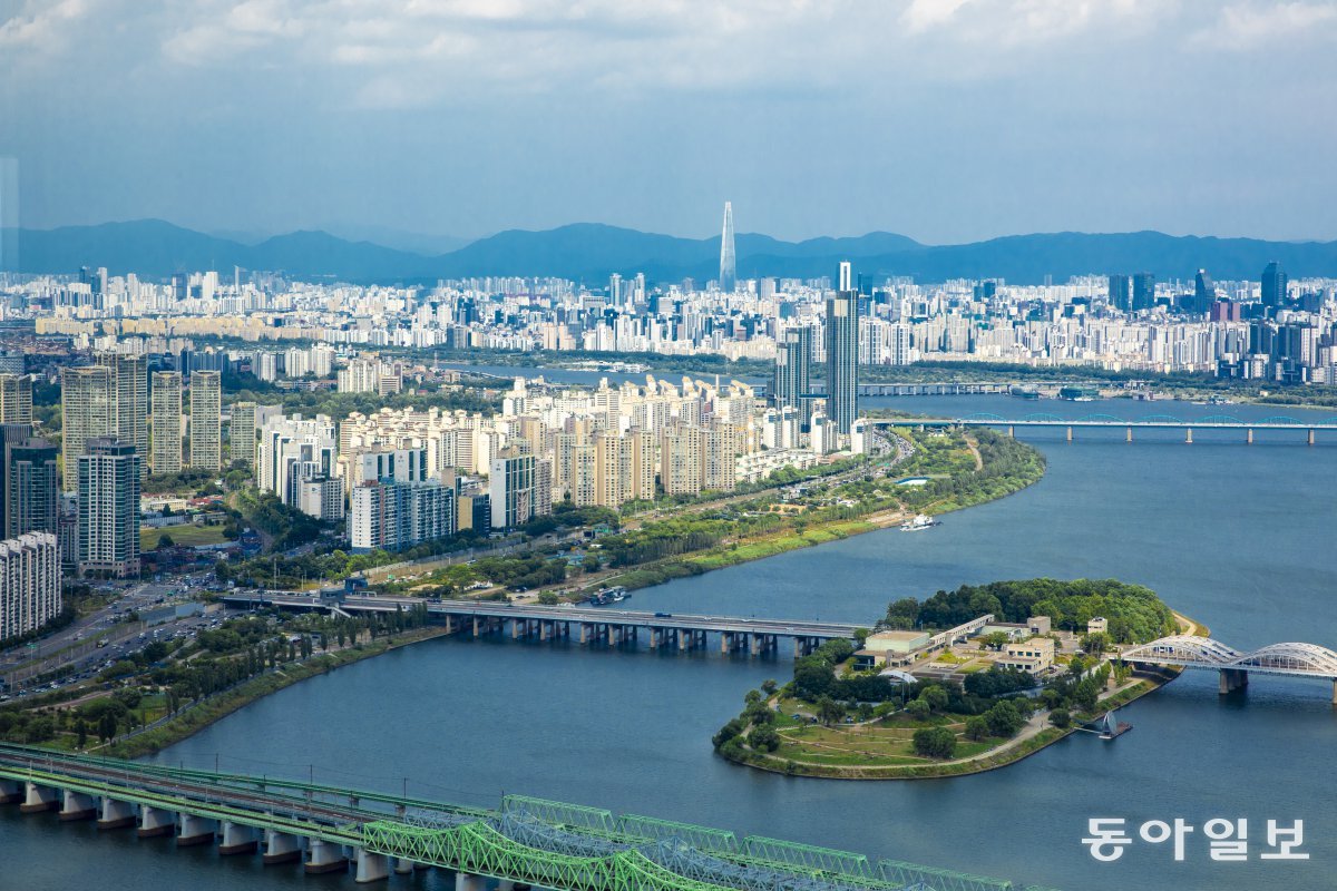 부동산시장에서는 ‘도로가 뚫리면 돈이 흐른다’는 말이 철칙처럼 여겨진다. 교통망이 신설되거나 개선되면 부동산 가치가 오른다는 뜻이다. 사진은 한강철교(아래쪽) 한강대교, 용산구 일대 아파트 단지의 모습이다. 동아일보 DB