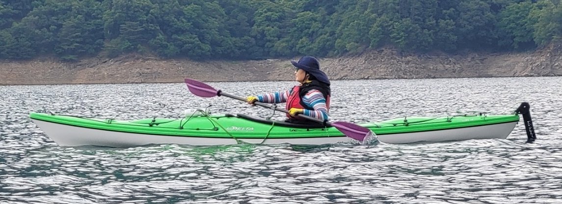 박경이 전 관장에 카약을 타고 있다.<BR> 박경이 전 관장 제공.