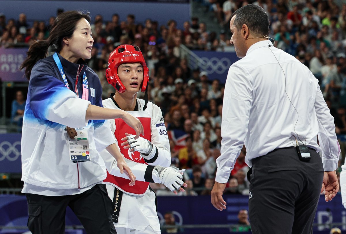 대한민국 태권도 국가대표팀 서건우 선수와 오혜리 코치가 프랑스 파리 그랑팔레에서 진행된 2024 파리올림픽 태권도 남자 80㎏급 16강 칠레의 호아킨 추르칠 선수와의 경기에서 심판진의 비디오 리플레이 결과에 대해 어필하고 있다. 뉴스1