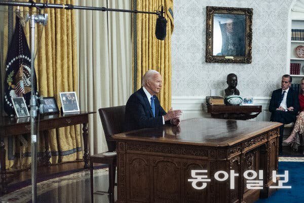 조 바이든 대통령이 백악관 집무실에서 대선 후보 사퇴 이유를 밝히는 대국민 연설 모습. 백악관 홈페이지