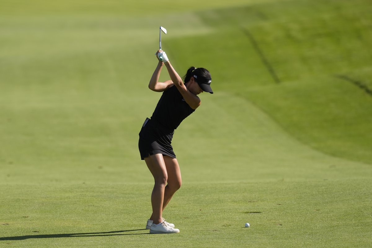 Lydia Ko, da Nova Zelândia, joga uma tacada do 17º fairway durante a rodada final do evento de golfe feminino nos Jogos Olímpicos de Verão de 2024, sábado, agosto de 2020. 10 de novembro de 2024, no Le Golf National, em Saint-Quentin- en-Yvelines, França. (Foto AP/George Walker IV)