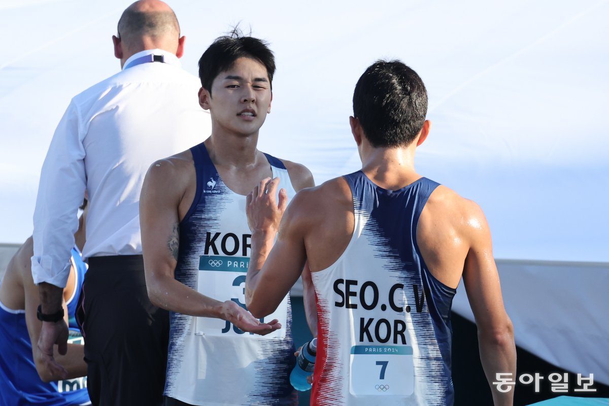 전웅태와 서창완이 10일(현지시간) 프랑스 베르사유 궁전에서 열린 2024파리올림픽 근대5종 남자 결승전 레이저런에서 결승선에 골인해 아쉬워하고 있다. 전웅태는 6위를, 서창완은 7위를 기록했다. 2024.8.10 베르사유=양회성 기자 yohan@donga.com