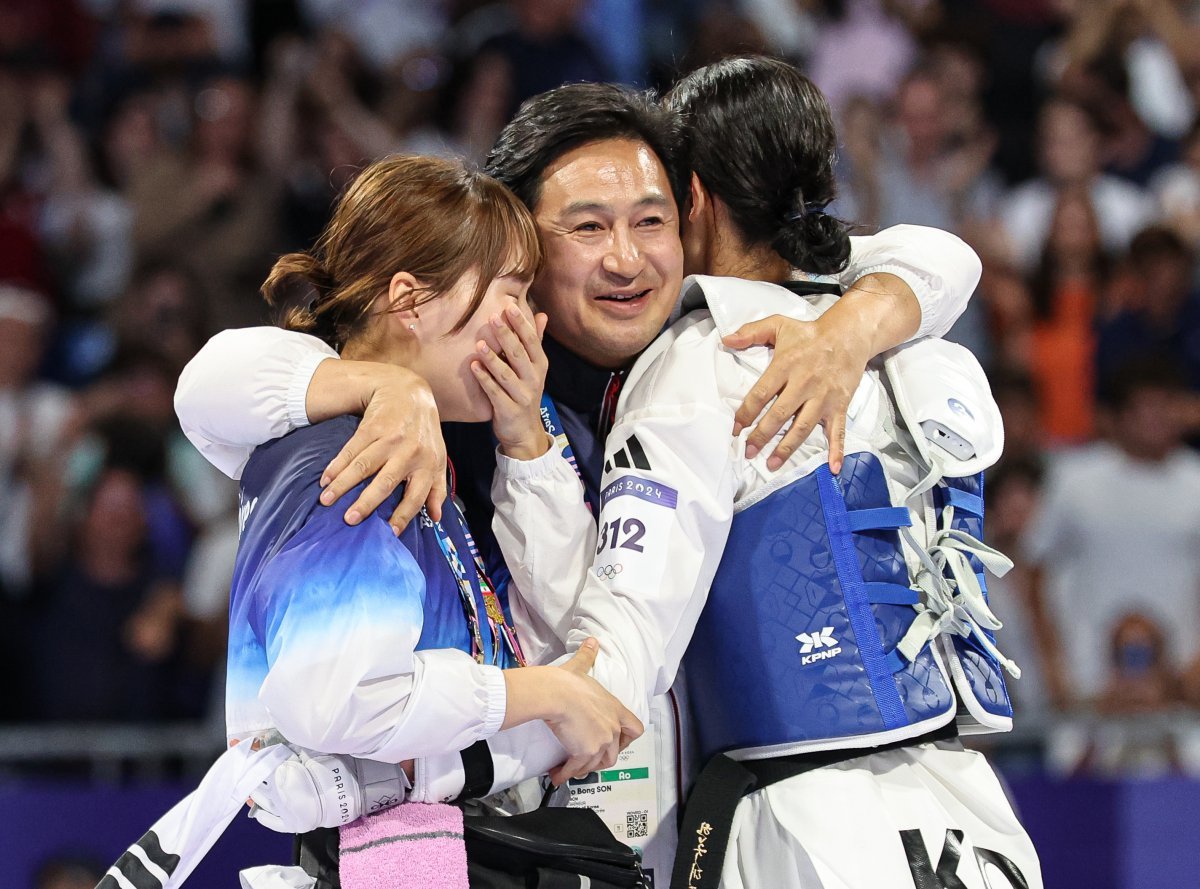 대한민국 태권도 국가대표팀 김유진 선수가 9일(한국시간) 프랑스 파리 그랑 팔레에서 진행된 2024 파리올림픽 태권도 여자 57kg급 결승 경기 이란의 나히드 키야니찬데 선수와의 경기에서 금메달을 확정지은 후 기뻐하고 있다. 2024.8.9. 뉴스1