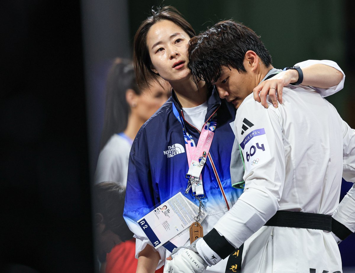 대한민국 태권도 국가대표팀 서건우 선수가 10일 오전(한국시간) 프랑스 파리 그랑 팔레에서 진행된 2024 파리올림픽 태권도 남자 80kg급 동메달 결정전 덴마크의 에디 흐르닉 선수와의 경기를 패배한 후 오혜리 코치의 위로를 받고 있다. 2024.8.10. 뉴스1