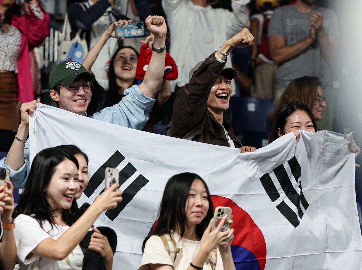 샤이니 민호와 배우 이동욱이 10일(한국시간) 프랑스 파리 사우스 파리 아레나4에서 열린 ‘2024 파리올림픽’ 탁구 여자 단체 동메달 결정전 대한민국과 독일의 경기에서 대한민국이 동메달을 확정 짓자 기뻐하고 있다. 2024.8.10. 뉴스1