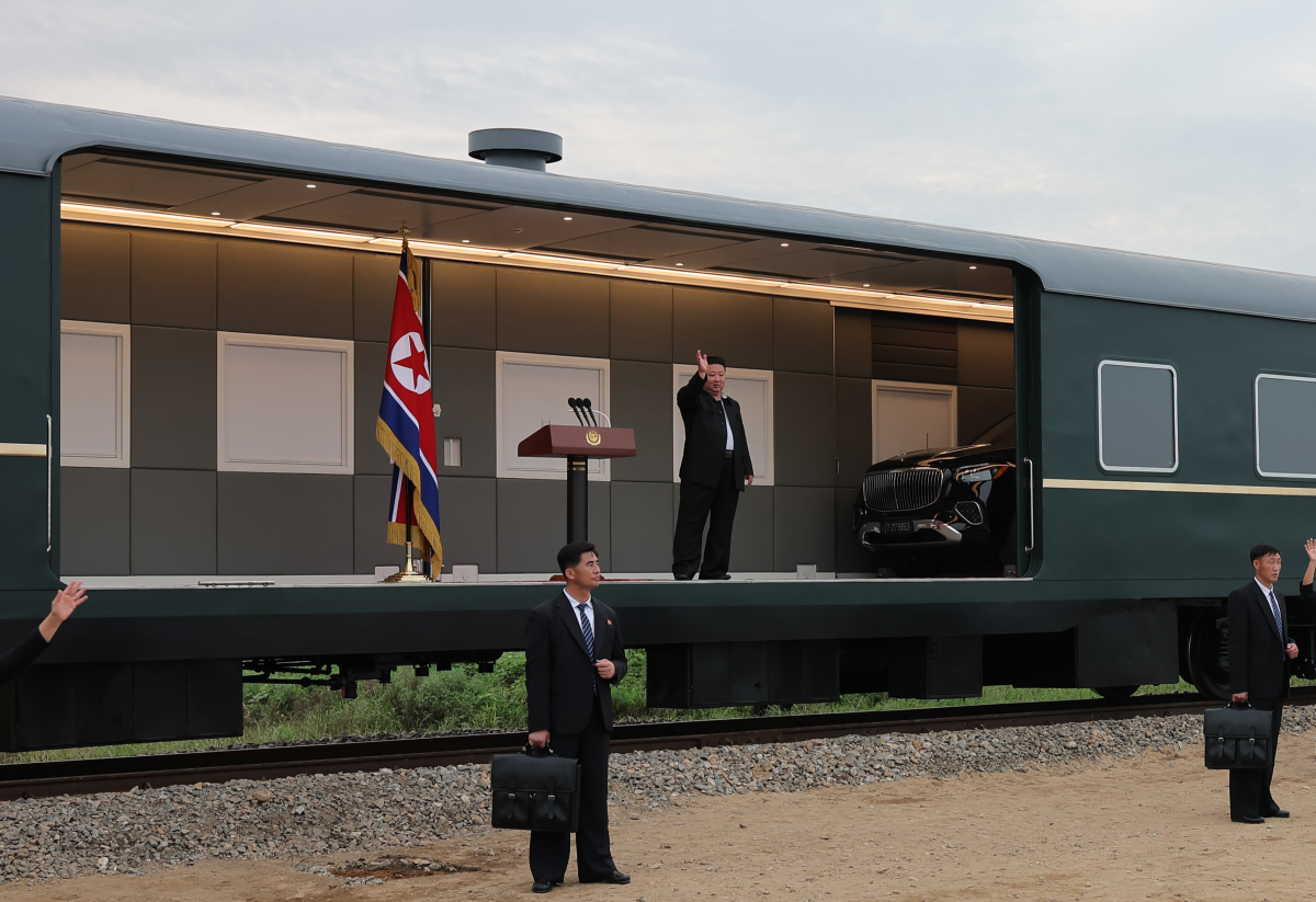 Chairman Kim waves his hand after giving a speech at a tent village for flood victims in Uiju County, North Pyongan Province, on the 10th. A Mercedes-Maybach passenger car can be seen on the right. Rodong Sinmun News 1