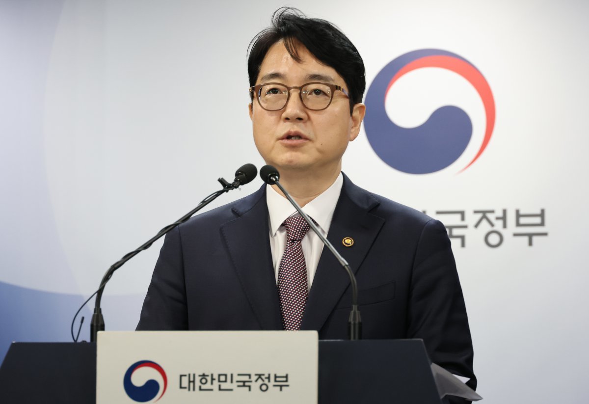 심우정 법무부 장관 직무대행이 6일 오전 서울 종로구 정부서울청사에서 경제인 5명·정치인 7명이 포함된 2024년 설 특별사면 브리핑을 하고 있다. 2024.02.06. [서울=뉴시스]