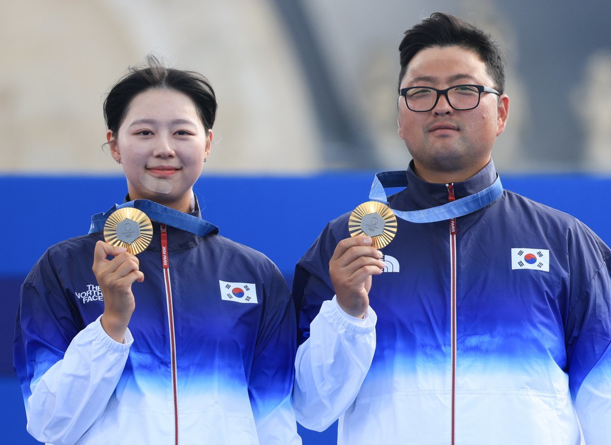 대한민국 양궁 대표팀 김우진, 임시현 선수가 3일(한국시간) 프랑스 파리 앵발리드에서 진행된 파리올림픽 양궁 혼성 단체 시상식에서 금메달을 수여 받은 후 기뻐하고 있다. 2024.8.3/뉴스1 ⓒ News1