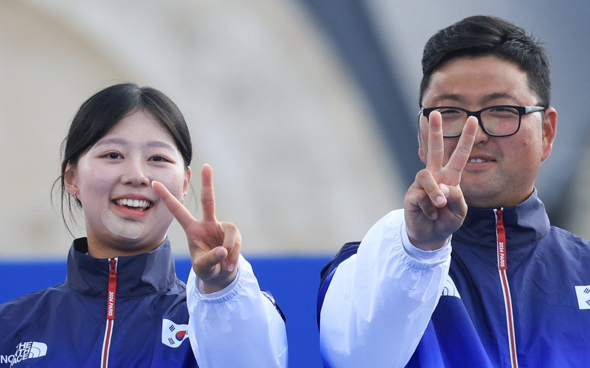 대한민국 양궁 대표팀 김우진, 임시현 선수가 3일(한국시간) 프랑스 파리 앵발리드에서 진행된 파리올림픽 양궁 혼성 단체 시상식에서 시상대에 오르며 대회 2연패 세리머니를 하고 있다. 2024.8.3/뉴스1 ⓒ News1