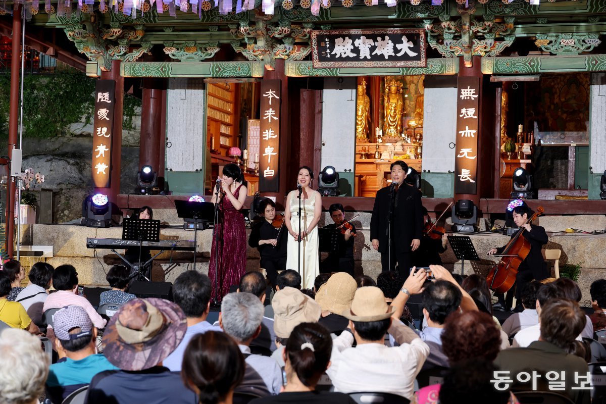 10일 경기 강화군 화도면 정수사에서 열린 ‘제1회 함허동천 작은음악회’에서 하모니카 연주자 이병란, 소프라노 김주연, 테너 박성근(왼쪽부터)이 무대에서 ‘섬집아기’를 열창하고 있다. 강화도=전영한 기자 scoopjyh@donga.com