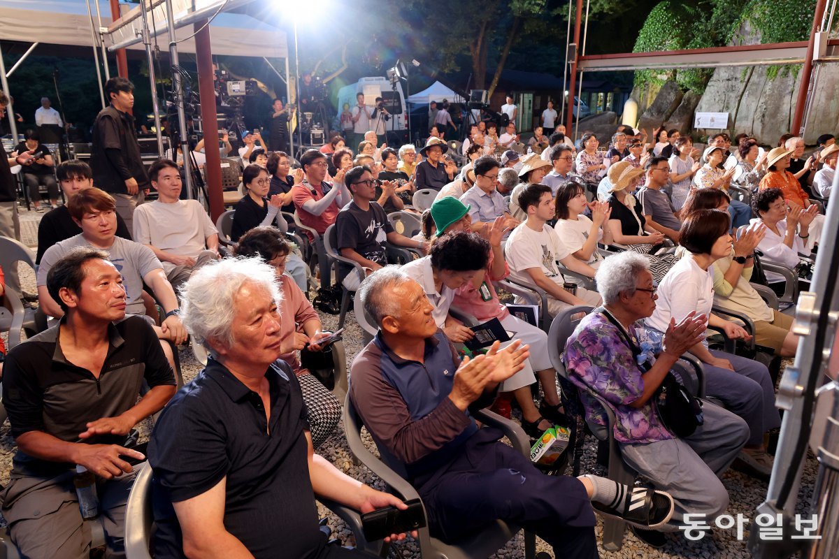 10일 경기 강화군 화도면 정수사에서 열린 ‘제1회 함허동천 작은음악회’에 관광객과 주민들이 박수를 치며 한여름밤의 더위를 식히고 있다. 강화도=전영한 기자 scoopjyh@donga.com