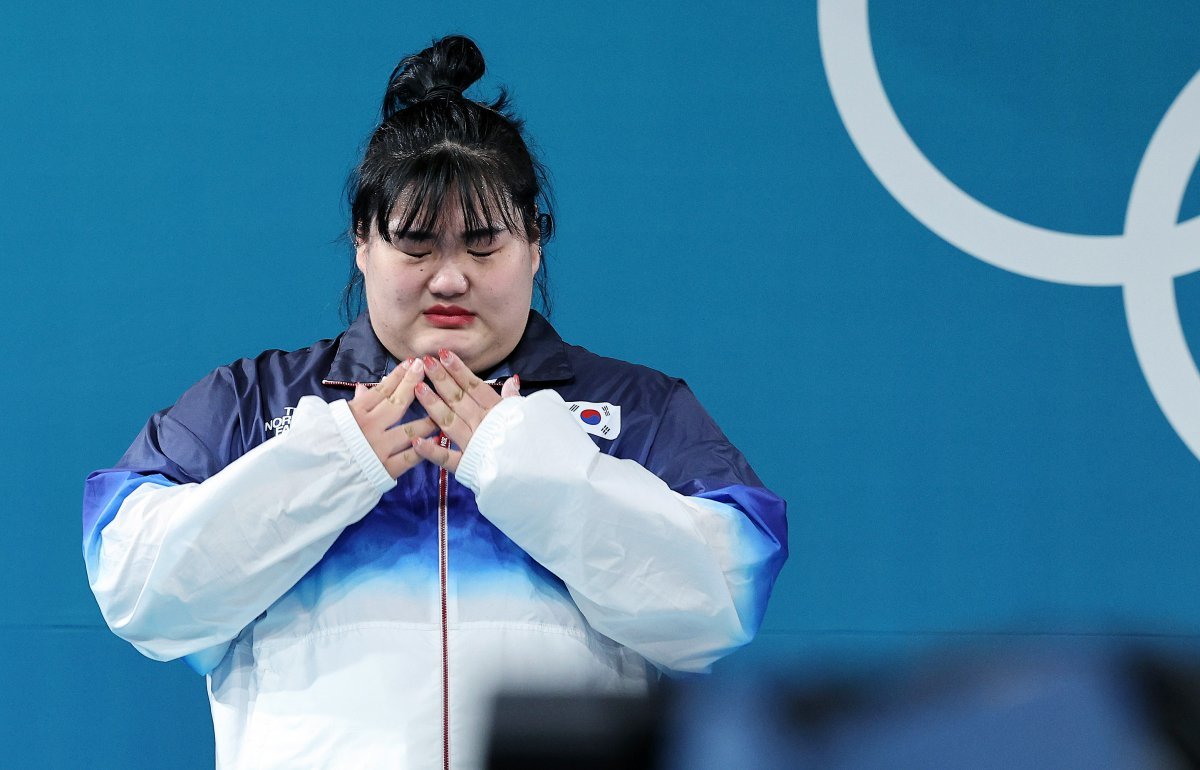 은메달을 수확한 대한민국 역도 국가대표팀 박혜정 선수가 11일(한국시간) 프랑스 파리 사우스 파리 아레나6에서 진행된 2024 파리올림픽 역도 여자 81kg급 시상식에서 눈물을 훔치고 있다. (공동취재) 2024.8.11/뉴스1