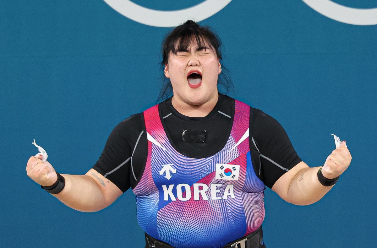 대한민국 역도 국가대표팀 박혜정 선수가 11일(한국시간) 프랑스 파리 사우스 파리 아레나6에서 진행된 2024 파리올림픽 역도 여자 81kg급 경기에서 용상 168kg 2차시기를 성공한 후 기뻐하고 있다. 2024.8.11/뉴스1