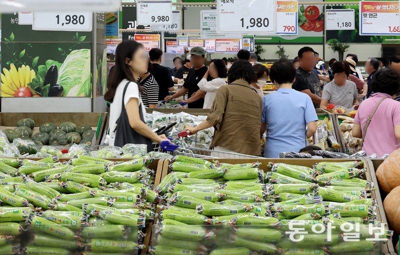 11일 오후 서울 서초구 하나로마트 양재점에 애호박이 쌓여 있다. 긴 장마 끝에 폭염이 이어지며 애호박 1개의 가격은 1년 전보다 31.0% 올랐다. 전영한 기자 scoopjyh@donga.com