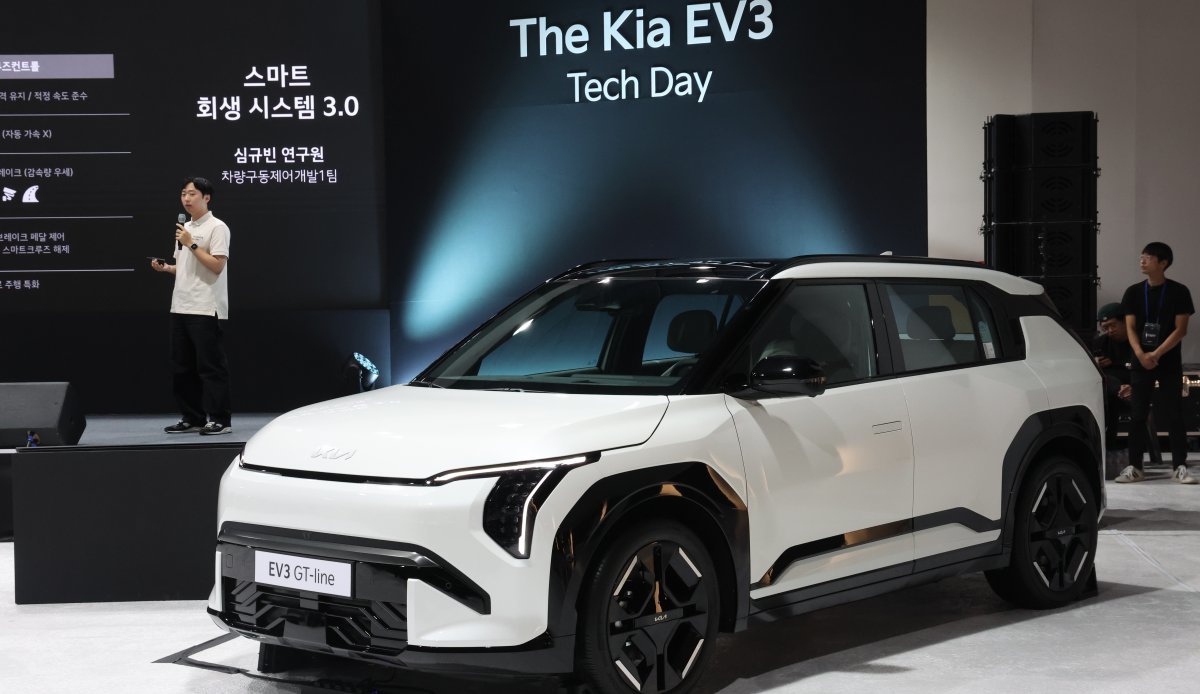 16일 서울 광진구 파이팩토리에서 열린 ‘The Kia EV3 Tech Day’ 행사에서 담당 연구원이 스마트 회생 시스템에 대해 설명을 하고 있다. 2024.7.17/뉴스1 ⓒ News1 김명섭 기자