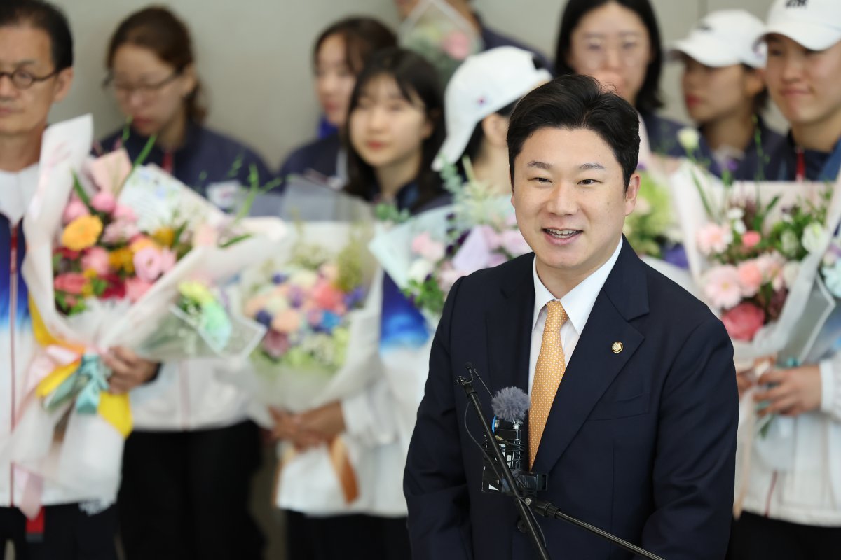 진종오 의원이 7일 오후 인천공항을 통해 귀국한 2024 파리 올림픽 사격 국가대표팀에게 축하말을 전하고 있다. 2024.8.7/뉴스1