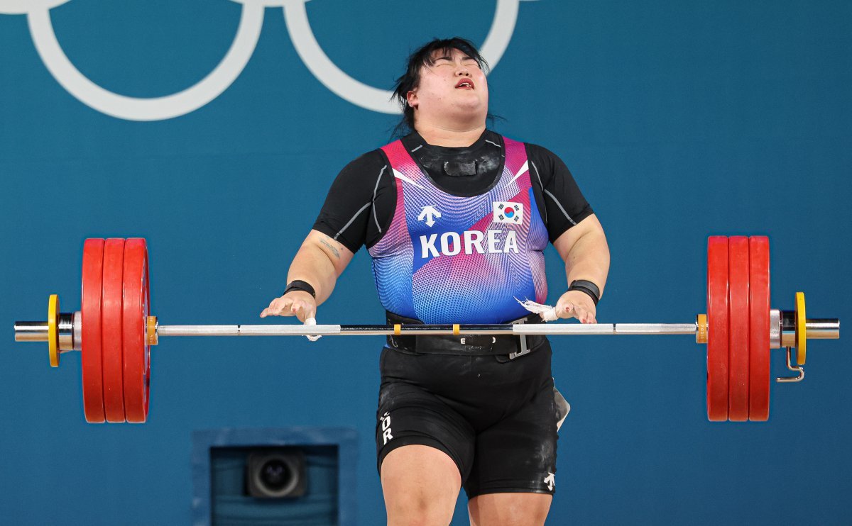 대한민국 역도 국가대표팀 박혜정 선수가 11일(한국시간) 프랑스 파리 사우스 파리 아레나6에서 진행된 2024 파리올림픽 역도 여자 81kg급 경기에서 용상 173kg 3차시기에 실패한 후 아쉬워 하고 있다. 2024.8.11. 뉴스1