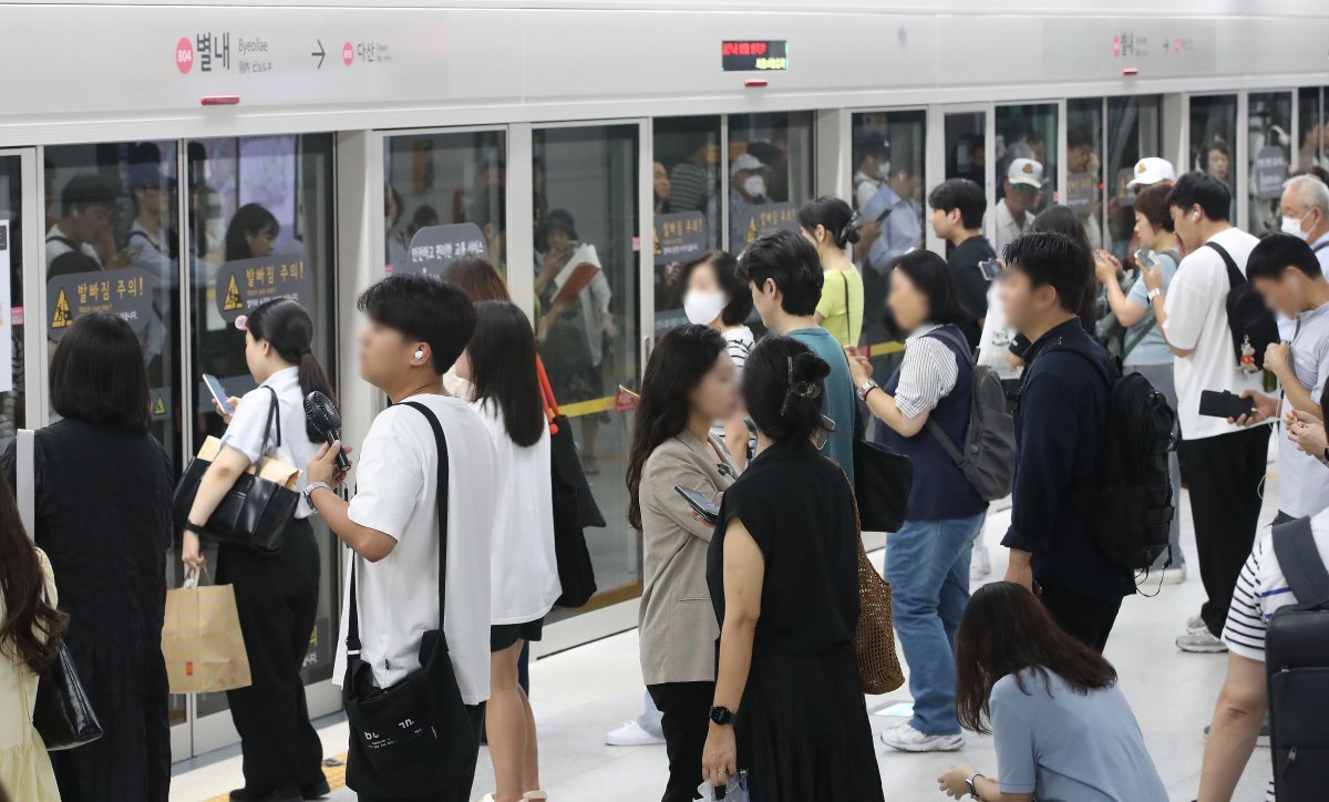 12일 오전 경기도 남양주시 지하철 8호선 연장선 별내역에서 시민들이 출근길에 나서고 있다. 지난 2015년 9월 착공 후 만 10년 만에 개통한 별내선은 10일 새벽 첫차부터 운행을 시작했다. 2024.8.12. 뉴스1