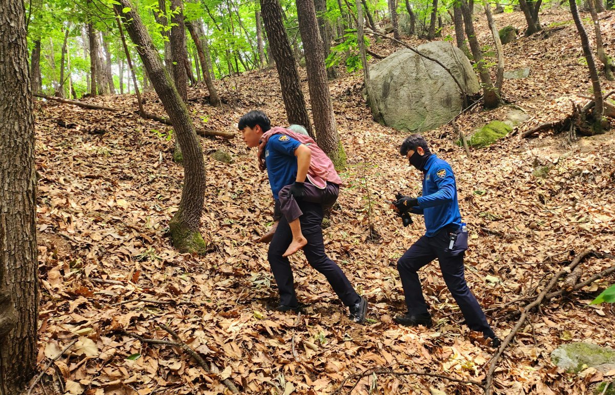 경기남부경찰청 ‘2024 인권 사진 공모전’ 대상 수상작 ‘누구도 홀로 남겨두지 않는다’. 경기남부경찰청 제공