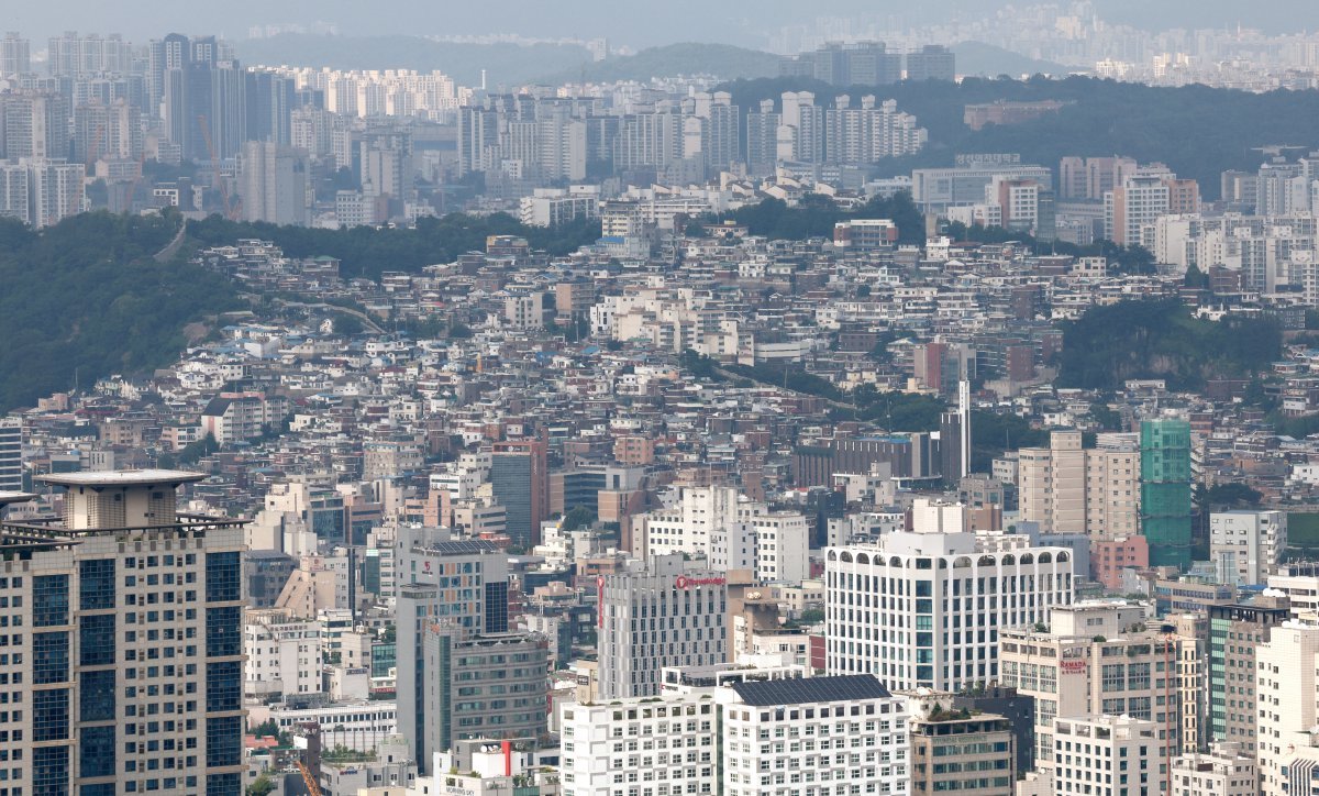 서울 중구 남산에서 바라본 도심 아파트 단지와 빌라촌. 2024.8.8 뉴스1