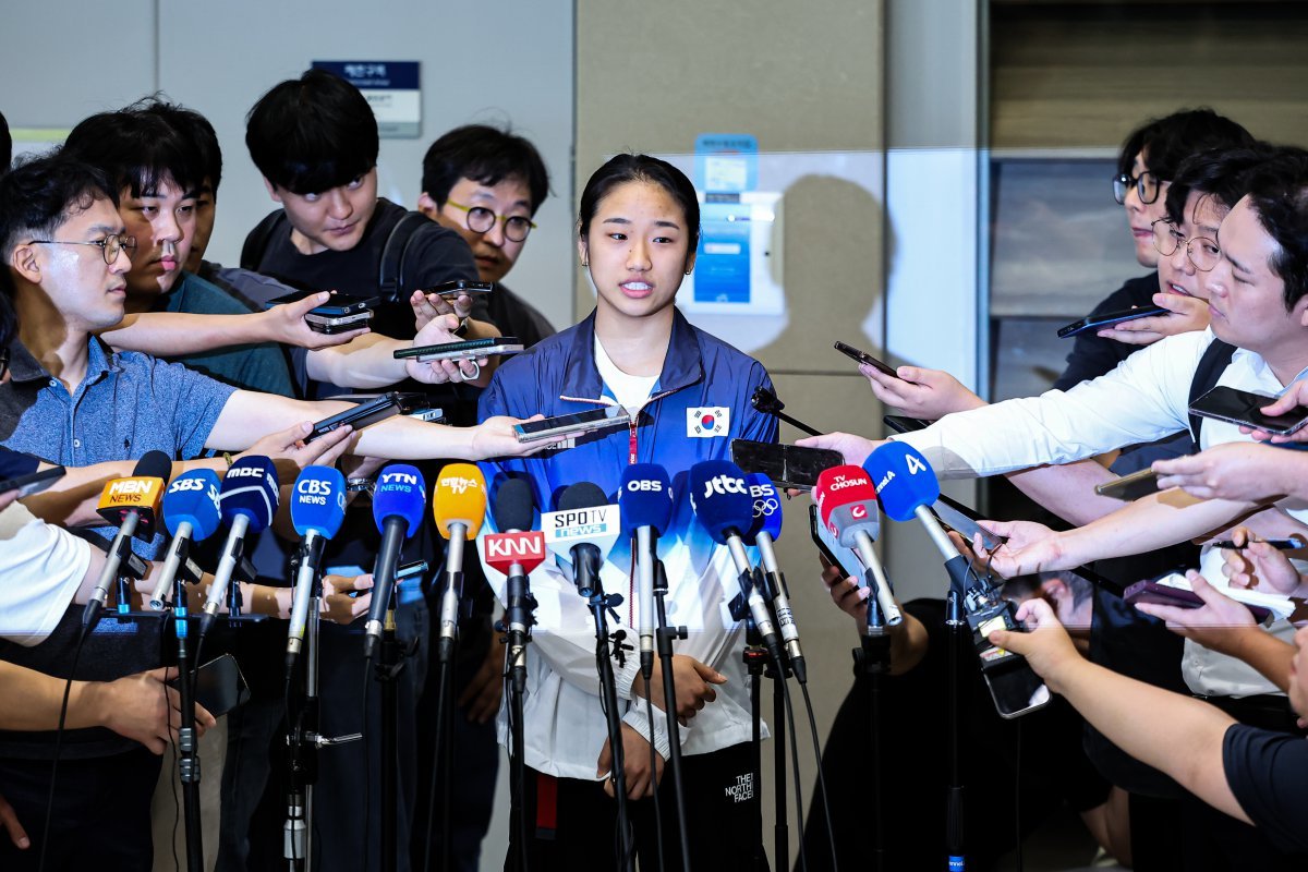 2024 파리 올림픽 배드민턴 여자단식에서 금메달을 획득한 안세영이 7일 오후 인천공항을 통해 귀국, 취재진과 인터뷰 하고 있다. 안세영은 금메달 획득 후 대한배드민턴협회의 부조리를 지적하며 논란이 되고 있다. 2024.8.7. 뉴스1