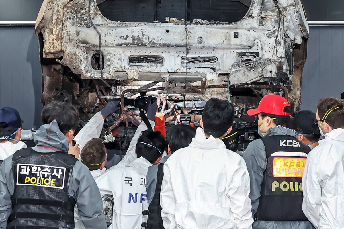 국립과학수사연구원과 인천경찰청 과학수사대 조사관들이 8일 오전 인천 서구의 한 정비소에서 지난 1일 청라 아파트 지하주차장에서 화재로 전소된 전기차에 대한 2차 합동감식을 실시하고 있다. 이날 합동감식이 진행된 정비소에는 벤츠 측 관계자들도 찾아와 감식을 참관했다. 2024.8.8 뉴스1