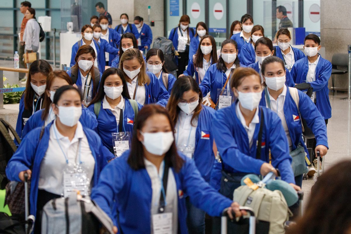 외국인 가사관리사 시범사업에 참여하는 필리핀 노동자들이 7일 오전 인천국제공항을 통해 입국하고 있다. 2024.8.6 뉴스1