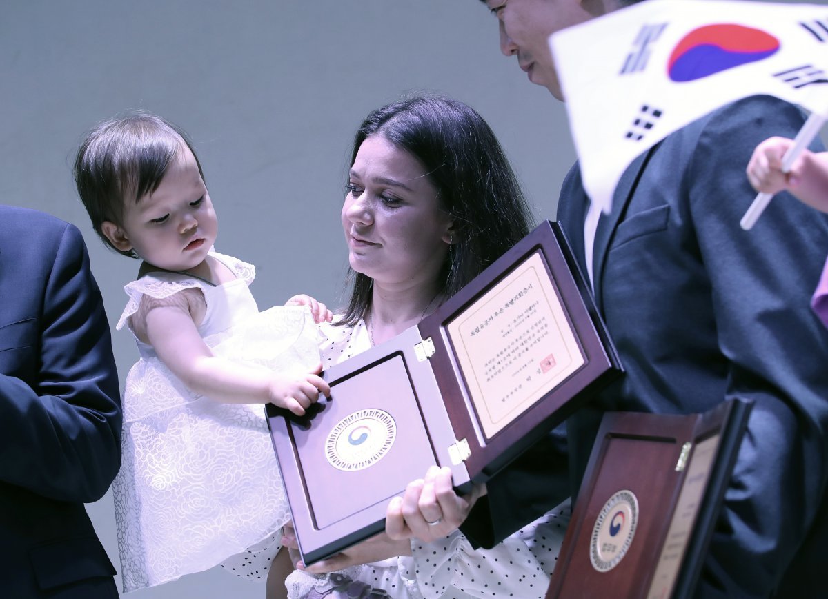 12일 오후 서울 서대문구 대한민국임시정부 기념관에서 열린 독립유공자 후손 국적증서 수여식에서 독립만세운동을 주도한 박진성 선생의 후손 유가이 아델리나 양(2023년생)이 특별귀화증서를 전달받고 있다. 

2024.8.12/뉴스1