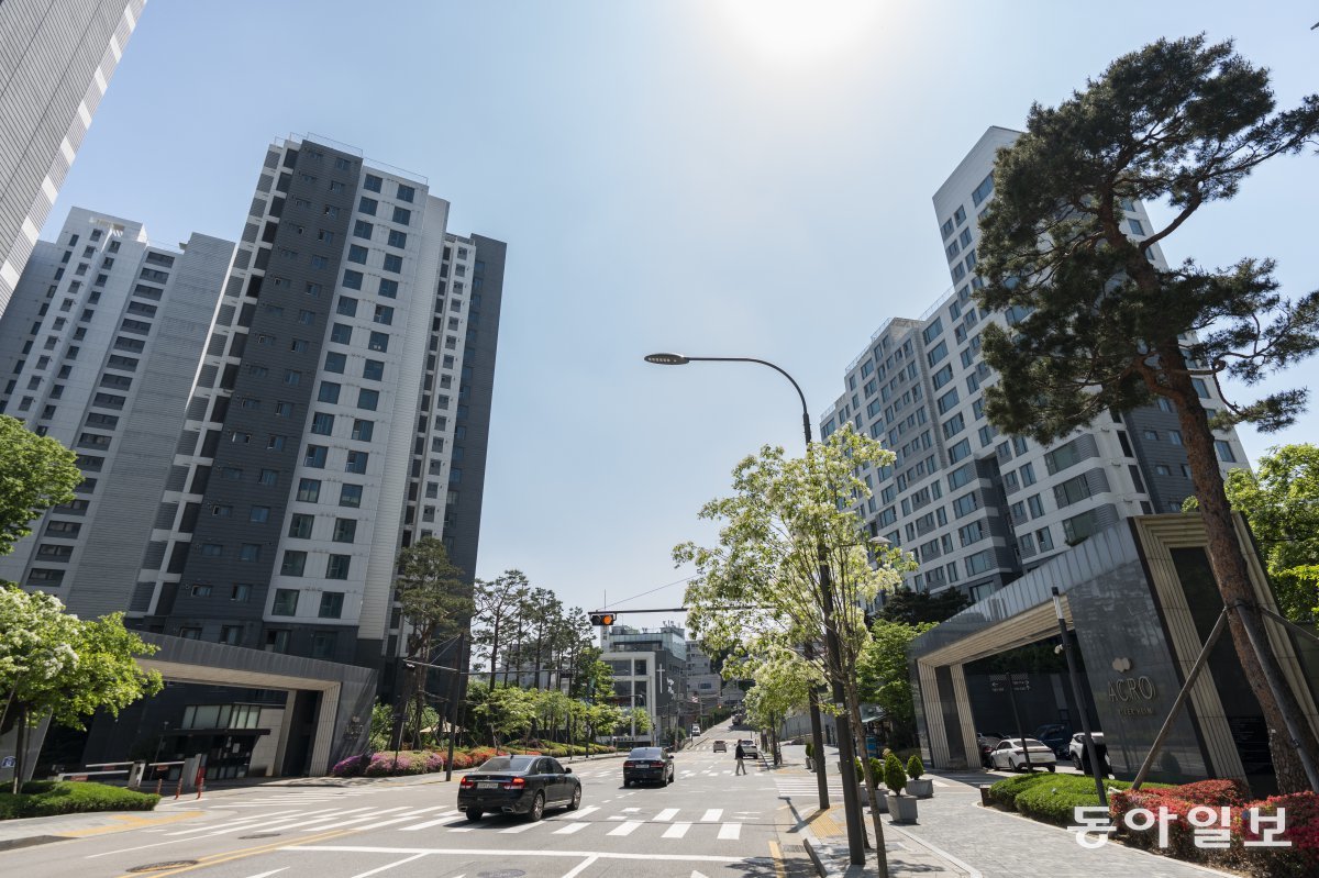 한국 사회에서 아파트는 삶의 터전이자 부를 쌓는 수단이 돼 왔다. 한국부동산원에 따르면 올해 상반기 주택 매매 거래 가운데 아파트 비중이 76%에 달한 것으로 나타났다. 사진은 서울 지역의 한 아파트 단지 전경. 동아일보DB