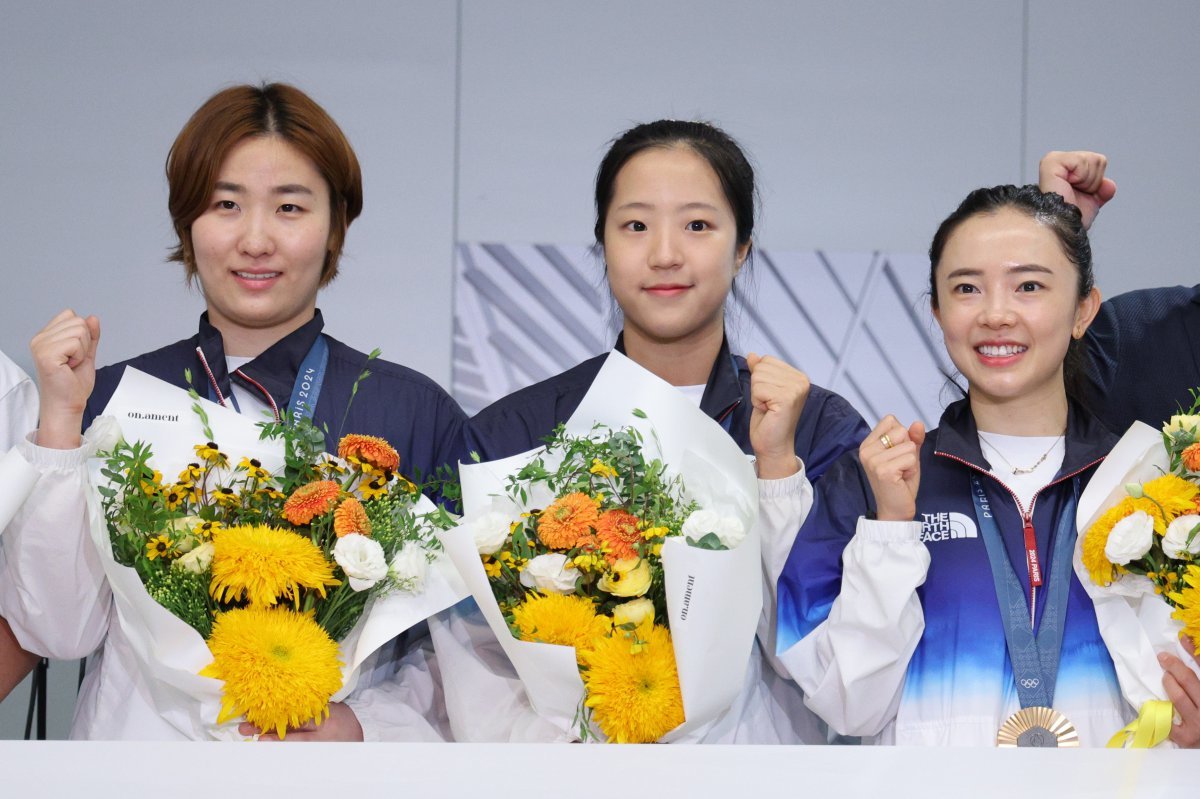 2024 파리 올림픽 일정을 마친 대한민국 탁구 대표팀 이은혜(왼쪽부터), 전지희, 신유빈이 12일 오후 인천국제공항 제2여객터미널을 통해 귀국, 기념 촬영을 하고 있다. 탁구 대표팀은 이번 파리 올림픽에서 혼합복식 동메달과 여자 단체전 동메달을 수확했다. 2024.8.12. 뉴스1