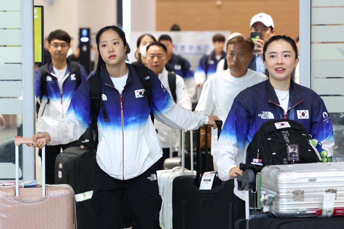 2024 파리 올림픽 일정을 마친 대한민국 탁구 대표팀 신유빈, 전지희가 12일 오후 인천국제공항 제2여객터미널을 통해 귀국하고 있다. 탁구 대표팀은 이번 파리 올림픽에서 혼합복식 동메달과 여자 단체전 동메달을 수확했다. 2024.8.12. 뉴스1