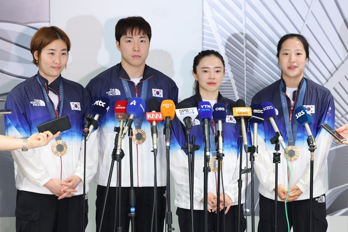 2024 파리 올림픽 일정을 마친 대한민국 탁구 대표팀 이은혜(왼쪽부터), 임종훈, 전지희, 신유빈이 12일 오후 인천국제공항 제2여객터미널을 통해 귀국, 취재진과 인터뷰를 하고 있다. 탁구 대표팀은 이번 파리 올림픽에서 혼합복식 동메달과 여자 단체전 동메달을 수확했다. 2024.8.12. 뉴스1