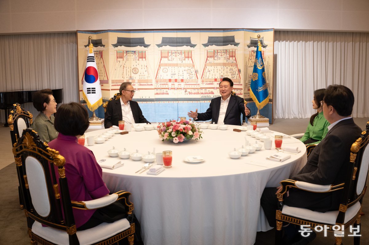 12일 윤석열 대통령이 이명박 전 대통령 부부를 한남동 관저로 초청해 만찬을 갖고 있다. 김건희 여사와 김윤옥 여사도 참석한 부부 동반 만찬으로 윤 대통령이 취임 후 처음으로 이 전 대통령과 함께하는 공식 식사 자리다. 2024.08.12. (대통령실 제공)