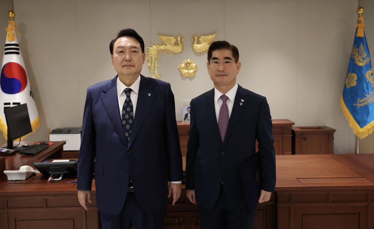 윤석열 대통령(왼쪽)이 12일 김용현 대통령실 경호처장을 국방부 장관 후보자로 임명했다. 대통령실은 김 후보자를 “군의 요직을 두루 섭렵한 국방안보 전문가”라고 설명했다. 사진은 2022년 6월 20일 오전 용산 대통령실 청사에서 윤 대통령이 김 후보자에게 경호처장 임명장을 수여한 뒤 기념 촬영을 하는 모습. 대통령실 제공