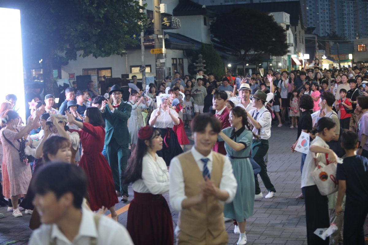 지난해 진행된 군산 문화유산 야행 참여자들이 거리 공연을 지켜보고 있다. 군산시 제공