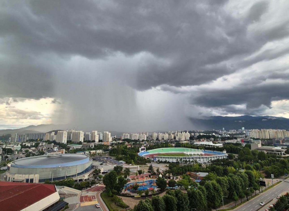 지난달 10일 강원 원주시 명륜동 원주종합운동장 건너편 지역에 하늘에 구멍이 뚫린 것처럼 폭우가 쏟아지고 있다. 반면 운동장 일대는 비가 내리지 않아 평온한 모습이다.