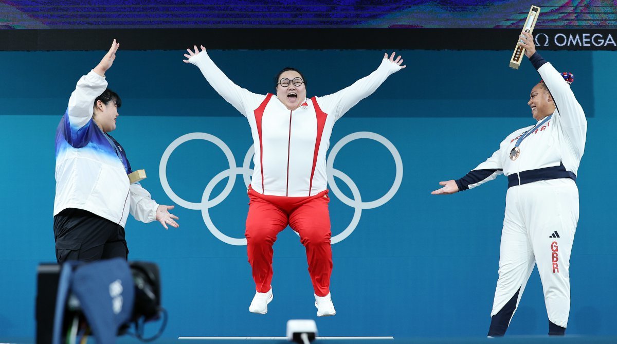 대한민국 역도 국가대표팀 박혜정 선수와 영국 에밀리 캠벨 선수가 11일(한국시간) 프랑스 파리 사우스 파리 아레나6에서 진행된 2024 파리올림픽 역도 여자 81kg급 시상식에서 금메달을 획득한 중국 리웬웬이 시상대에 오르며 세리머니를 하고 있다. 공동취재