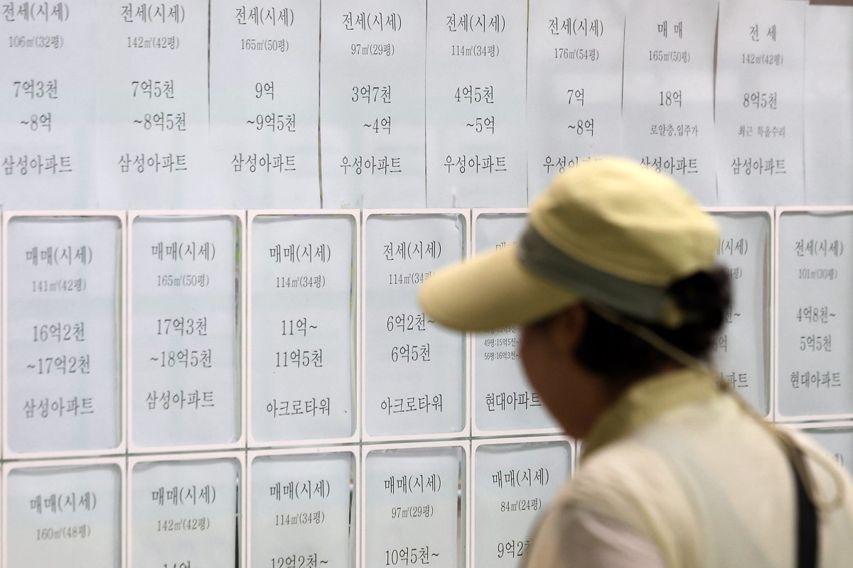 오전 서울시내 한 부동산에 전세 거래 가격표가 게시돼 있다. 2024.08.07. 뉴시스