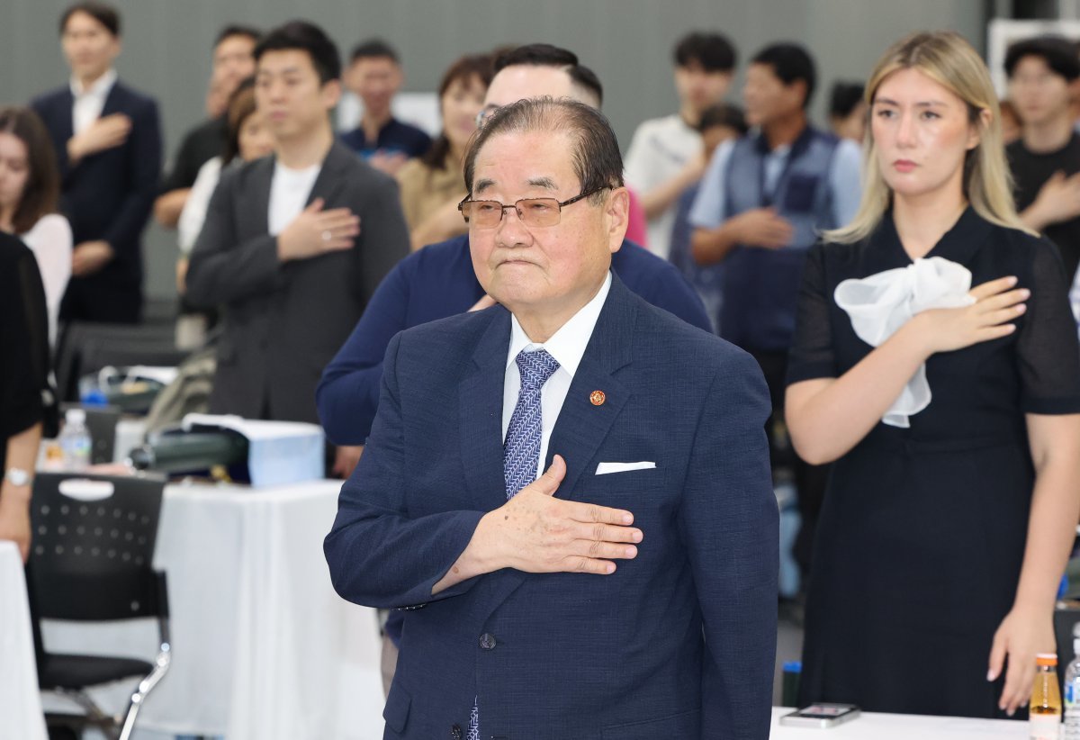 이종찬 광복회장이 12일 오후 서울 서대문구 대한민국임시정부 기념관에서 열린 제79주년 광복절 기념 독립유공자 후손 대한민국 국적증서 수여식에서 국민의례를 하고 있다. 2024.08.12. 뉴시스