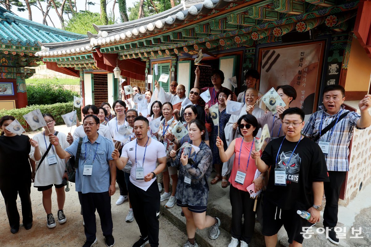 제79주년 광복절을 기념하여 국가보훈부 초청으로 미국, 중국, 카자흐스탄에서 온 독립유공자 후손 30명이 13일 서울 은평구 진관사를 방문해, 일장기 위에 태극문양을 덧칠한 태극기를 흔들며 “대한민국 만세”를 외치고 있다.전영한 기자 scoopjyh@donga.com