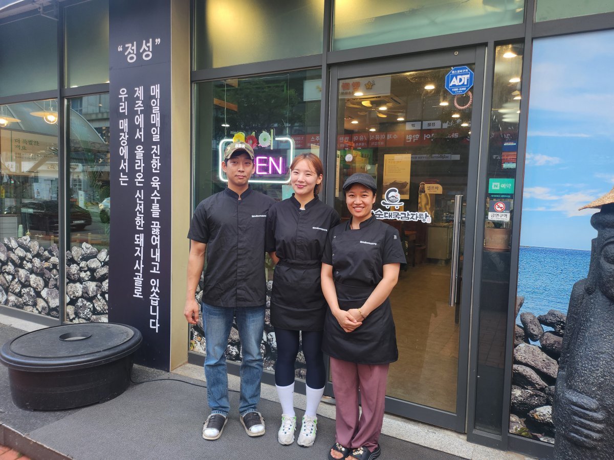 (From left) Oh Jun-seok, Kim Do-hee, and employee Nana, who served me on the 4th of last month. Reporter Choi Jae-ho cjh1225@donga.com