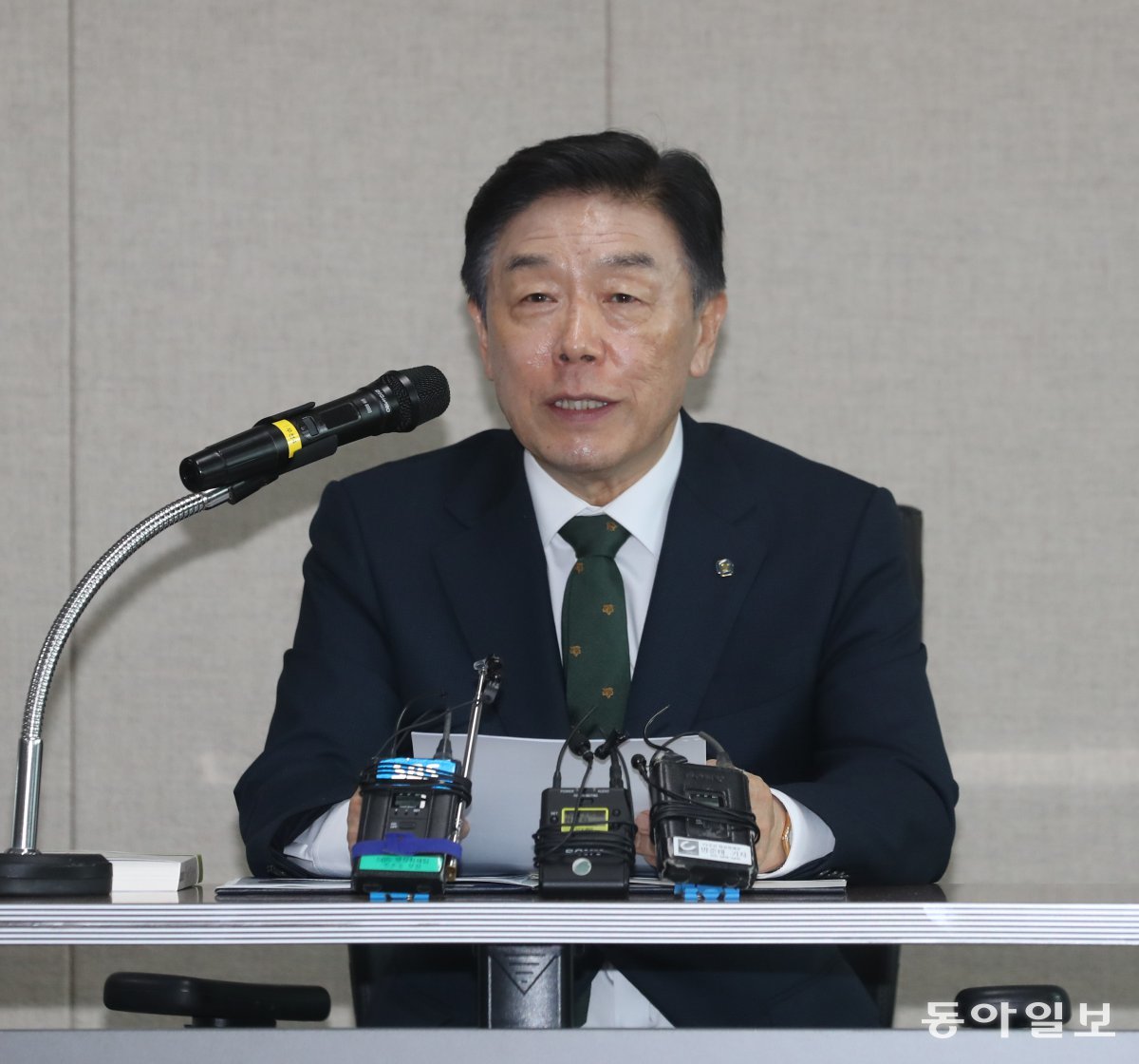 김형석 독립기념관장이 12일 서울 용산구 서울 지방보훈청에서 기자회견을 갖고 자신은 광복회 등이 주장하는 뉴라이트가 아니며 사퇴 의사가 없다고 밝히고 있다. 김동주 기자  tomato99@donga.com