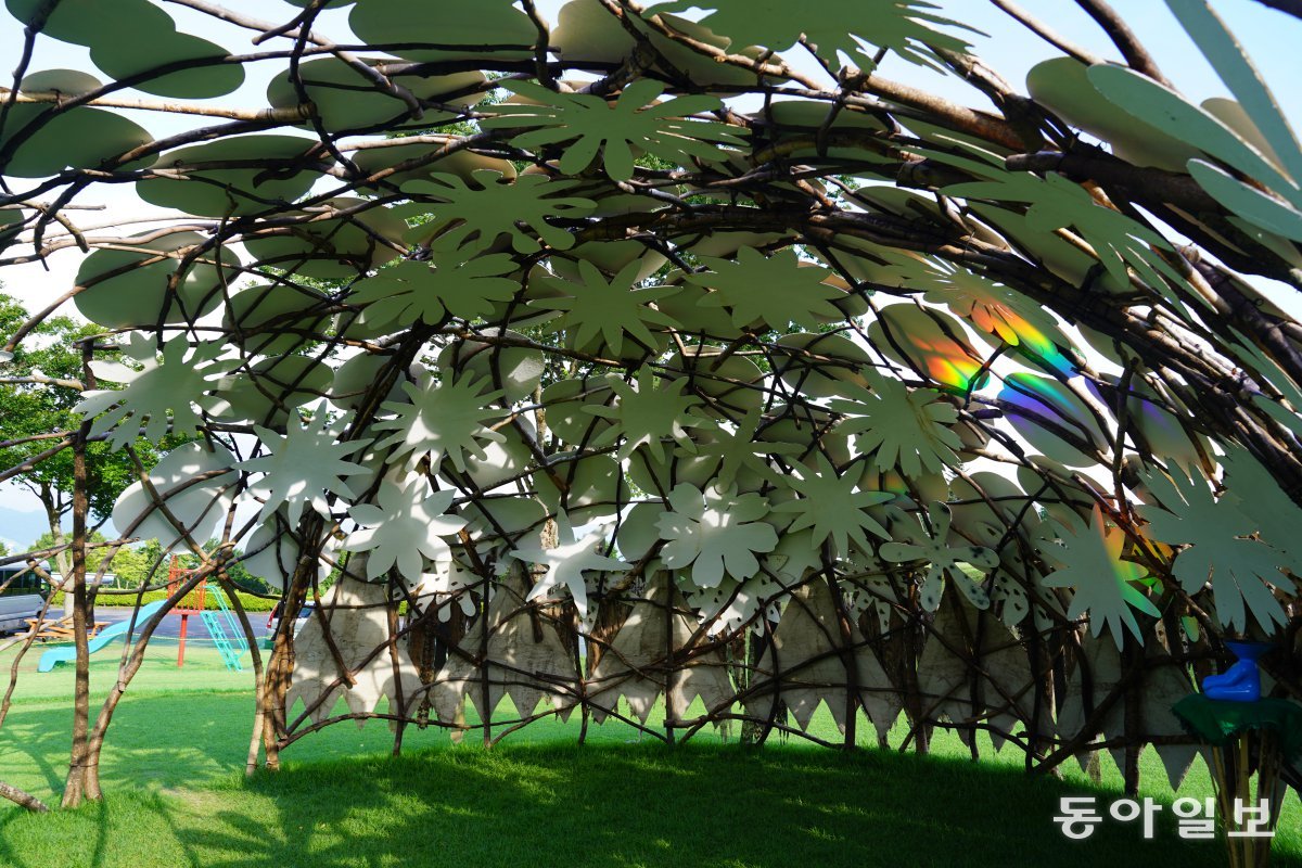 A sunlight-reflecting rainbow artwork displayed at Nakago Green Park.