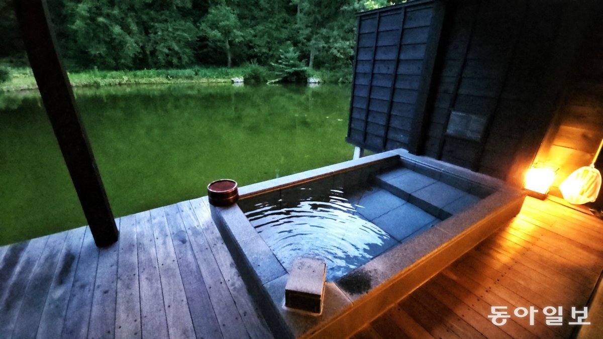 A room with a hot spring at the traditional ryokan 'Ryugon'.