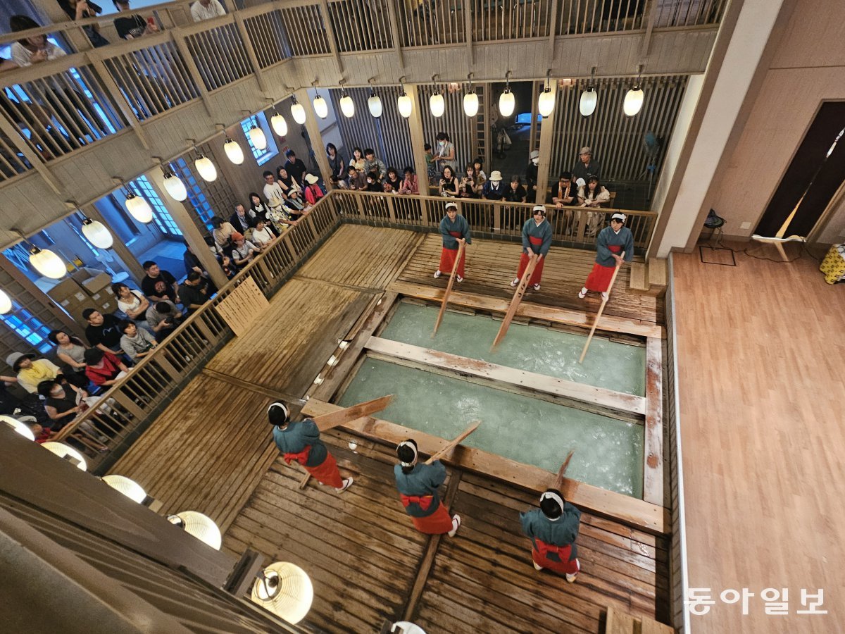 A 'Yumomi (water massage)' performance to cool down the hot spring water in Kusatsu Onsen Village, Gunma Prefecture.