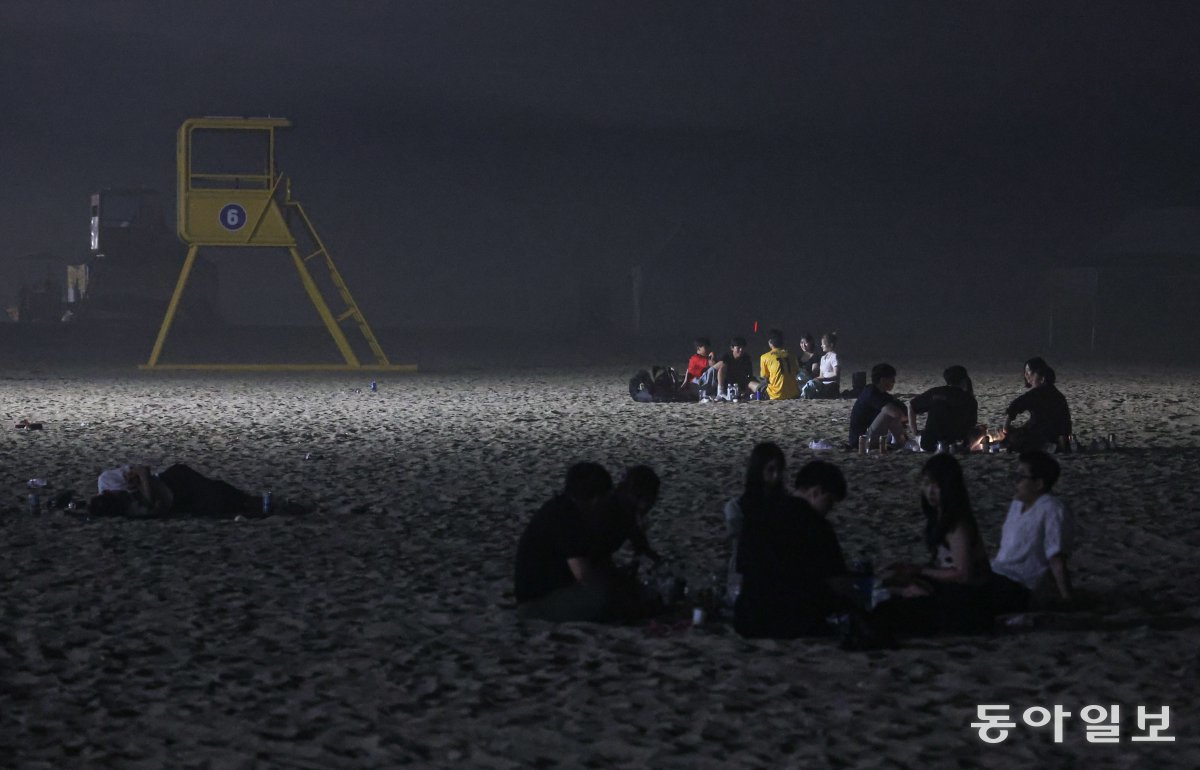 13일 오전 3시쯤 강원도 강릉시 경포해수욕장에서 새벽까지 방문객들의 술자리가 이어지는 가운데 곳곳에 폭죽 등 쓰레기가 널브러져 있다. 이한결 기자 always@donga.com