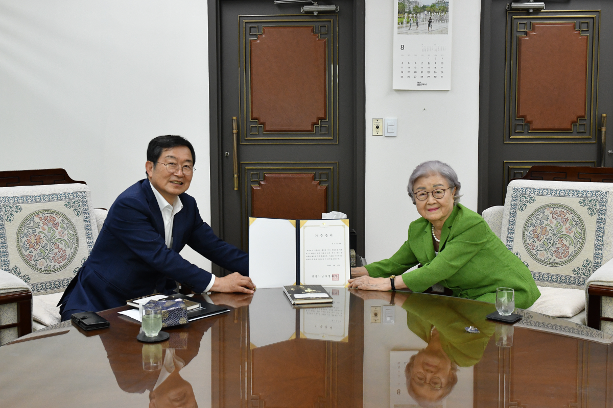 백승주 전쟁기념사업회장과 홍기옥 여사가 유물기증서를 들고 기념사진을 찍고 있다.