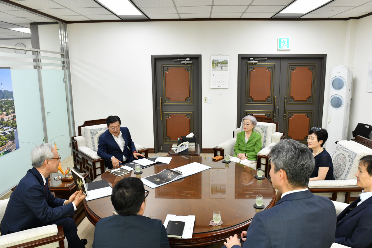 백승주 전쟁기념사업회장, 홍기옥 여사(기증자) 등이 기증식에서 환담을 나누고 있다.