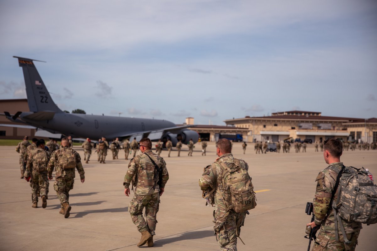 Soldiers from the 1st Armored Brigade, 1st Armored Division, U.S. Army arrive at Osan Air Base, South Korea, on the 24th of last month. Photo courtesy of the 8th Army